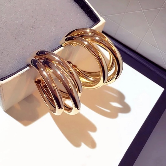 ✨SOLD OUT✨Gold Hoops✨ - Picture 2 of 5
